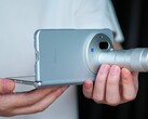 Vivo X Fold 6, som här visas med sin Zeiss-telekonverter, kommer att finnas i fyra olika färger. Den har genomgått hållbarhetstester i en ny reklamvideo.