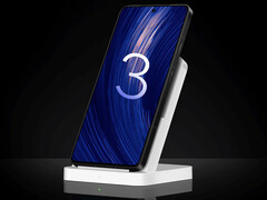 Poco F7 Ultra blir den första Poco-märkta telefonen som får HyperOS 3-uppdateringen. På bilden: telefonen på en trådlös laddare. (Bildkälla: Xiaomi - redigerad)