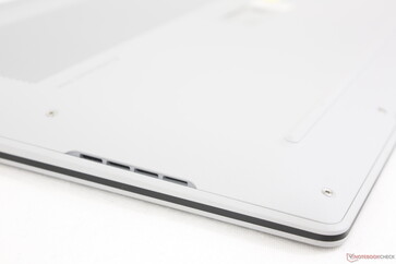 Rundade kanter och hörn med nedåtriktade högtalargaller