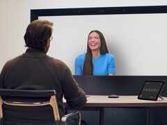 En användare testar Google Beams 3D-videosamtalsupplevelse vid I/O 2025 (Bildkälla: Google)