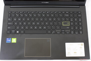 Liknande tangentlayout och typsnitt som för andra bärbara VivoBook-datorer. Bakgrundsbelysningen på tangentbordet finns i tre ljusstyrkor