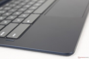 Tangentbordsdäcket är i slät metall eller plast till skillnad från Alcantara-däcket i Surface Pro-serien