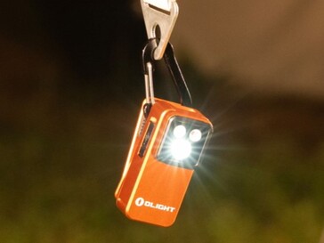 Ficklampan Olight Oclip 2 kan hängas upp i klämhålet.