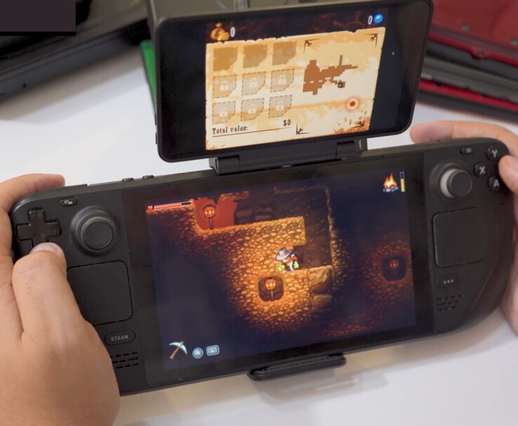 Steam Deck ihop med Retroids dubbla skärm som visar SteamWorld Dig-spel på huvudskärmen och kartan i spelet på den sekundära skärmen. (Bildkälla: GameXData via YouTube)