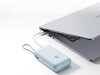 Med en kapacitet på 10.000 mAh laddar den telefoner och bärbara datorer.