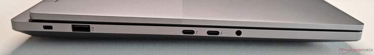 Vänster: Kensington Lock, USB-A 3.2 Gen.2 (10 Gbit/s, alltid på), 2x USB-C 4.0 med Thunderbolt 4 (40 Gbit/s, DisplayPort 2.1, PowerDelivery 3.0), 3,5 mm ljud
