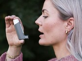 En person som håller i en inhalator (Bildkälla: CNordic Nordic via Unsplash; beskuren)