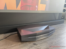 Aetherion Max kräver endast några centimeters avstånd till skärmhöljet för 100 tum.