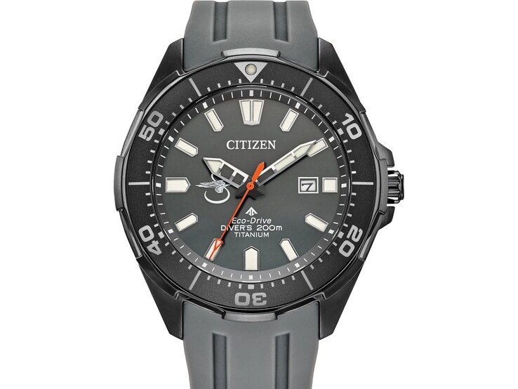 Citizen Promaster Seahawk x Sikorsky BN0207-06H med grå urtavla, svart dykkrans, orange sekundvisare och grå polyuretanrem.