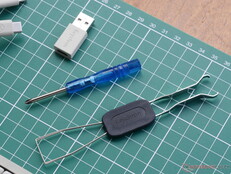 Keychron C1 Pro 8K levereras med demonteringsverktyg och USB C-till-A-adapter. 