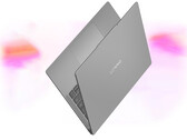 IdeaPad Slim 5i Ultra kommer att finnas tillgänglig från och med juni 2026. På bilden: en kampanjbild som visar den bärbara datorns tunna design.