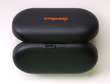 Laddningsfodralet OpenRock Link 20 har en USB-C-port och en parnings-/återställningsknapp längs bakkanten. (Bildkälla: Notebookcheck)