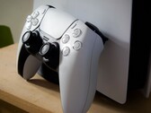 En bild av en PlayStation 5 DualSense-handkontroll som lutar mot en PS5-konsol