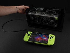 Razer Core X V2 eGPU-docka med ett Nvidia GeForce RTX-grafikkort anslutet till MSI Claw A8 handhållen speldator. (Bildkälla: ETA PRIME via YouTube)