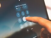 Fingret knappar in en PIN-kod på ett sifferfält på skärmen