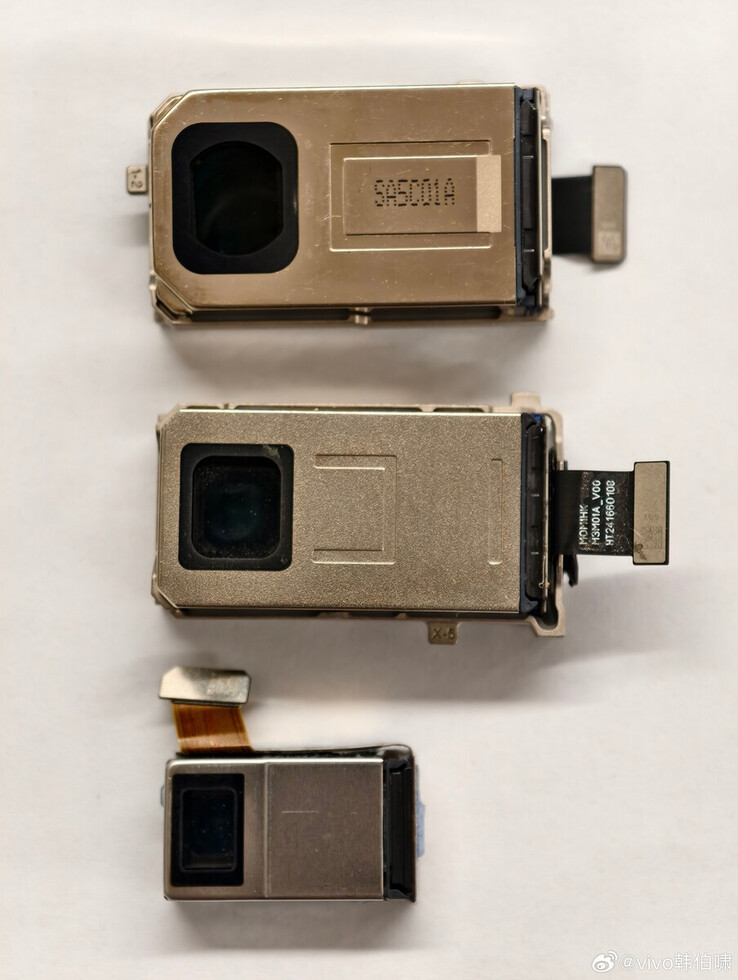 Vivo X200 Ultras telefoto-kamera ovanpå X100 Ultras och en av en typisk storlek för ett modernt flaggskepp. (Bildkälla: Vivo)