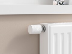 Aqara Radiator Thermostat W600 installerad på en vit radiator (Bildkälla: Aqara)