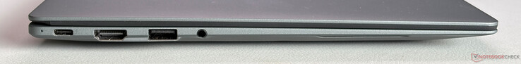 Vänster: USB-C 4.0 med Thunderbolt 4 (40 Gbps, DisplayPort 1.4, Power Delivery 3.0), HDMI 2.1, USB-A 3.2 Gen 2 (10 Gbps), 3.5 mm stereouttag