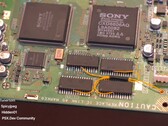 En PlayStation 1 med en 16 MB RAM-uppgradering