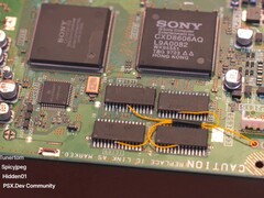 En PlayStation 1 med en 16 MB RAM-uppgradering