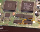 En PlayStation 1 med en 16 MB RAM-uppgradering