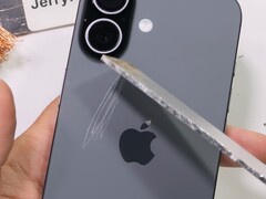 Baksidan av iPhone 17 repas permanent med aluminium. (Bildkälla: JerryRigEverything på YouTube, skärmdump)