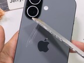 Baksidan av iPhone 17 repas permanent med aluminium. (Bildkälla: JerryRigEverything på YouTube, skärmdump)