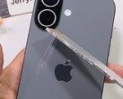 Baksidan av iPhone 17 repas permanent med aluminium. (Bildkälla: JerryRigEverything på YouTube, skärmdump)