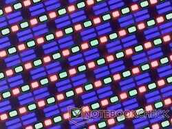 Skarpa RGB-subpixlar utan problem med kornighet. Windows VRR stöds ner till 30 Hz