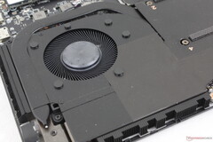 De dubbla ~60 mm fläktarna i MSI Stealth 18 kan vara så högljudda som 63 dB(A), men eventuella prestandafördelar är i bästa fall marginella (Bildkälla: Notebookcheck)