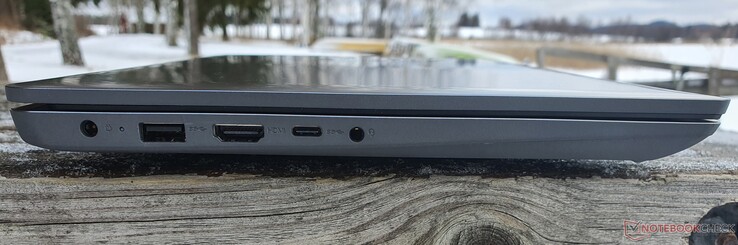 Vänster: Strömuttag, USB 3.2 Gen1 Type-A, HDMI 1.4b, USB 3.2 Gen1 Type-C, ljudkombination
