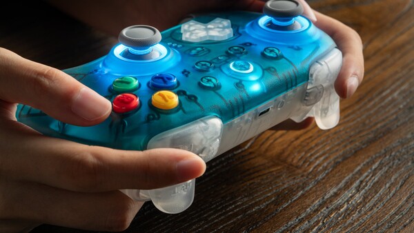 8BitDo Ultimate 2 trådlös handkontroll för N64, 30-årsjubileumsutgåva.