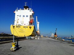 Ett förtöjt containerfartyg vid en kaj (Bildkälla: Bruno Hervas via Unsplash)