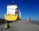 Ett förtöjt containerfartyg vid en kaj (Bildkälla: Bruno Hervas via Unsplash)