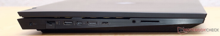 DC-ingång, RJ45 GigabitLAN, USB 3.2 Typ A Gen 1 (alltid på), mini DisplayPort, HDMI 2.1, USB Type-C med Thunderbolt 4 och DisplayPort, 3,5 mm hörlurs/mikrofonuttag, SD-kortläsare
