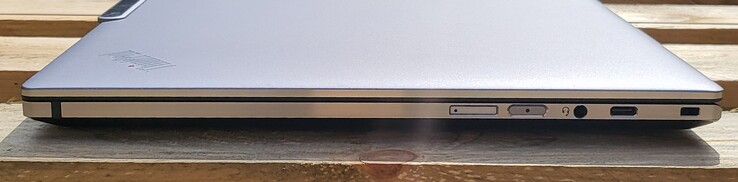 Höger sida: SIM-kort, 3,5 mm ljud, USB C 3.2 Gen 1, Kensington Lock