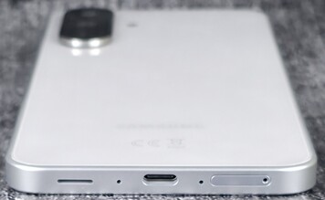 Höger sida av höljet (högtalare, mikrofon, USB-port, mikrofon, kortplats)