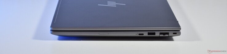 rätt: USB-C 3.2 Gen 2x2, USB-A 3.2 Gen 1, RJ45-Ethernet, Kensington Lock