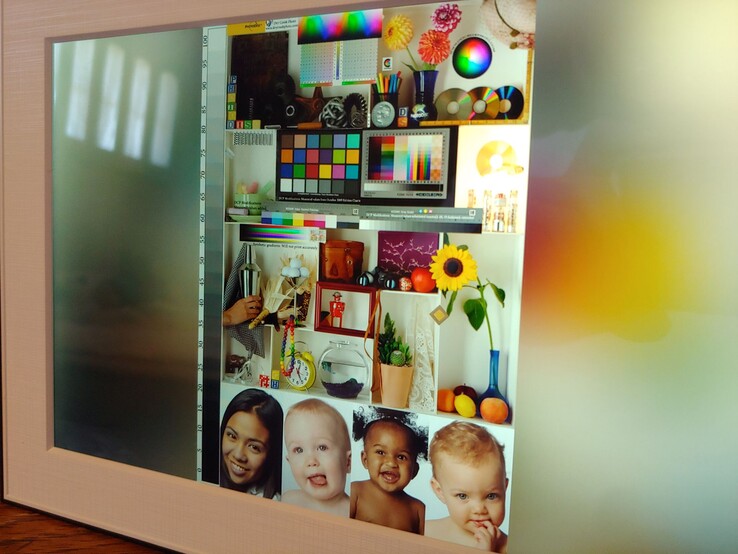 Ljusstyrkan avtar med ökande betraktningsvinkel, medan reflektionerna är väl kontrollerade.