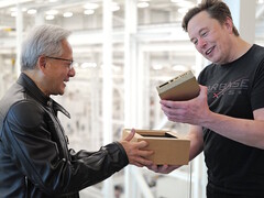 Jensen Huang ger Elon Musk en av världens första kompakta stationära datorer Nvidia DGX Spark som är utformad för utveckling av AI-modeller. (Bildkälla: Nvidia)