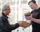 Jensen Huang ger Elon Musk en av världens första kompakta stationära datorer Nvidia DGX Spark som är utformad för utveckling av AI-modeller. (Bildkälla: Nvidia)