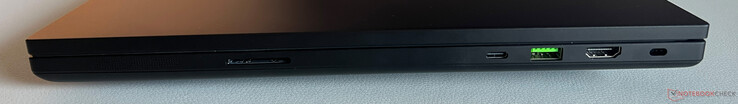 Höger sida: SD-kortläsare, USB-C 4.0 med Thunderbolt 5 (120 GBit/s, DisplayPort 2.1 via dGPU, Power Delivery 3.0), USB-A 3.2 Gen.2 (10 GBit/s), HDMI 2.1, Kensington säkerhetsspår