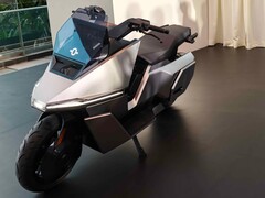 Omoway OMO X självbalanserande elmotorcykel visades upp under företagets globala lanseringsevent i Singapore.