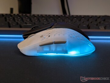 Formskillnad mellan Aerox 3 Wireless Gen 2 och Glorious Model D3 Wireless.