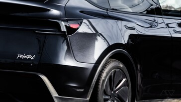 Logotypen för Tesla Robotaxi-plattformen på den bakre stötfångaren.