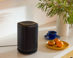 Systemet följer Sonos-modellen och använder en enda app för rumsgruppering, stereoparning, automatisk rumsanpassning och surroundkonfigurationer med soundbar.