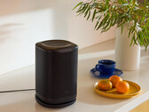 Systemet följer Sonos-modellen och använder en enda app för rumsgruppering, stereoparning, automatisk rumsanpassning och surroundkonfigurationer med soundbar.