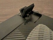 Tangentbordet kan lutas ytterligare med hjälp av de justerbara fötterna; alla bilder är tagna med fötterna infällda. (Bildkälla: Notebookcheck)