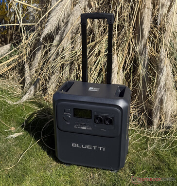 Bluetti Elite 400 levereras med ett teleskopiskt handtag...
