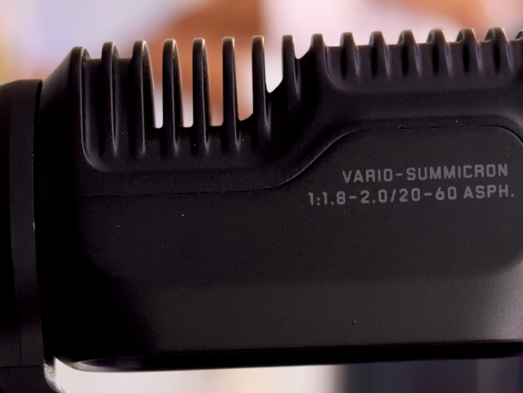 Närbild av Insta360 Luna Ultras gimbalhuvud avslöjar zoomomfånget på 20-60 mm (detta motsvarar 3x optisk zoom).